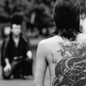 男の背中に描かれた龍