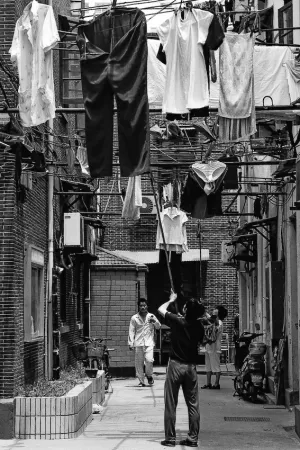 路地の空中に干してあった洗濯物