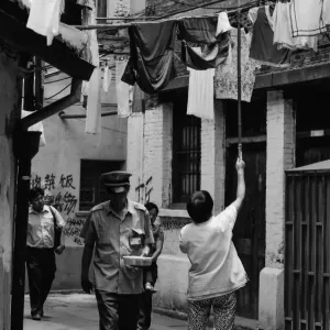 洗濯物の下を歩く人びと