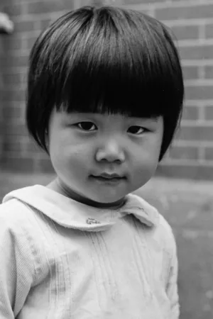 カメラに興味津々のおかっぱ頭の女の子
