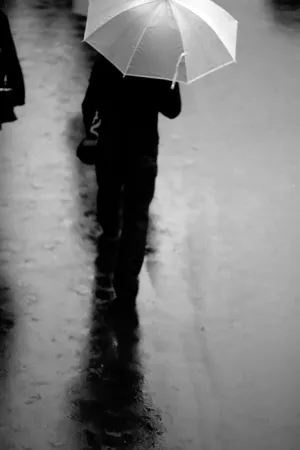 雨の中を歩く男