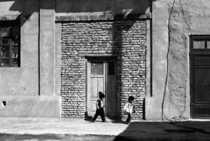 旧市街で遊ぶ子供