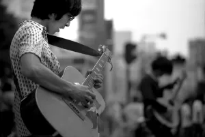 ギターを弾くストリートミュージシャン