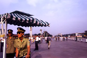天安門広場の警察官