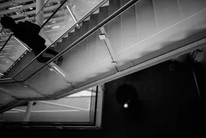 階段を下りる人影