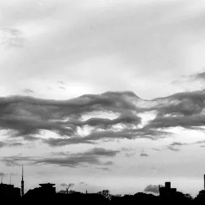 シルエットの上の雲