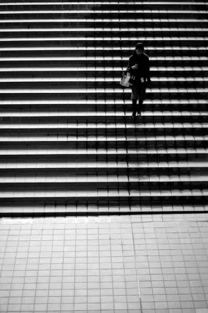 階段を降りる人影