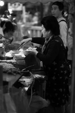 浅草寺境内に出ていた屋台で働く女性