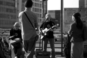 ストリートミュージシャンと観衆
