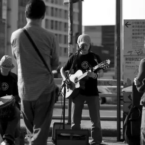 ストリートミュージシャンと観衆