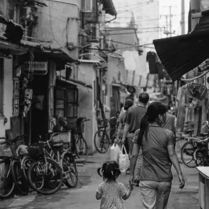 手をつないで路地を歩いていた若いお母さんと娘