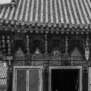 大雄殿の中に立つ人影