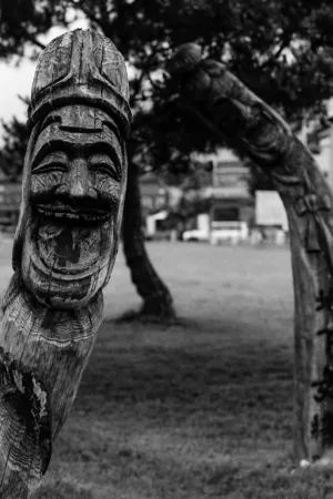 口を大きく開けて笑う木彫りの顔