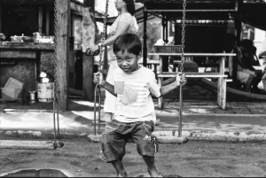 力の入った顔をした男の子
