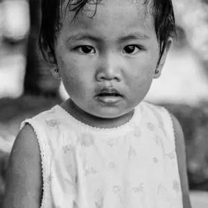 耳にピアスを付けた幼い女の子