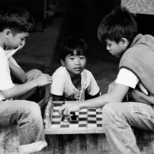 道端でチェスに興じる男の子たち