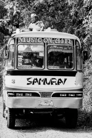 サムライと書かれたバス