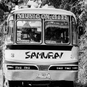 サムライと書かれたバス