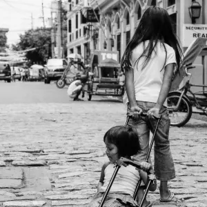 友達の女の子に引きずられる女の子