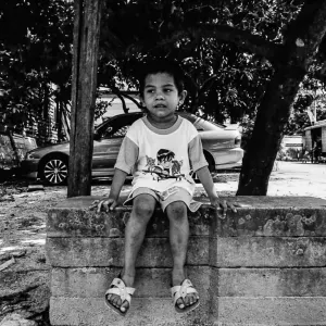 コンクリートブロックの上に座る男の子