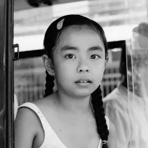 バスの窓際の席に座っていた女の子