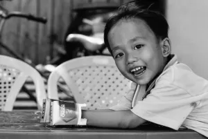 空き箱の中に手を突っ込んだ男の子