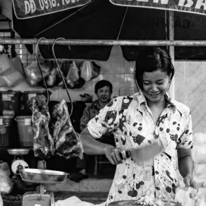 肉を捌く若い女性の肉屋