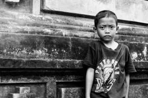 怯えた表情の男の子