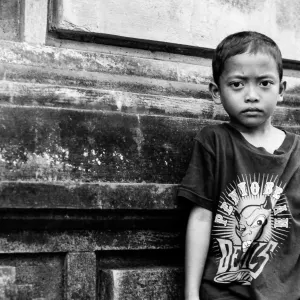 怯えた表情の男の子