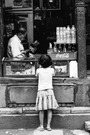 小さなお店でお菓子を買っていた女の子