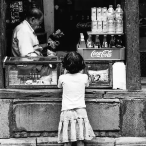 小さなお店でお菓子を買っていた女の子