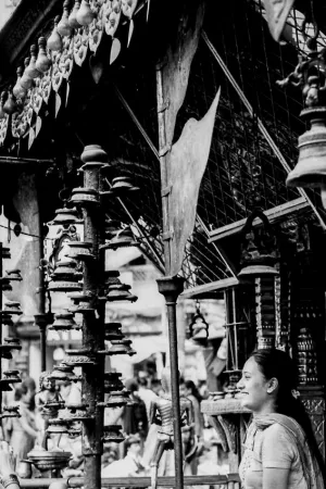 ヒンドゥー教寺院の前で微笑む女