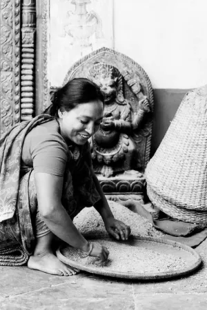 ヒンドゥー教寺院の境内で働いていた女
