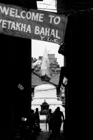 バハールに抜ける路地に掲げられていた横断幕