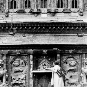 バイラヴァを祀る祭壇の前に立つ女性
