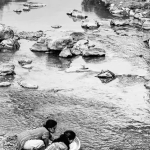 川で洗濯する二人の女