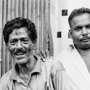 笑顔の男と不機嫌な男