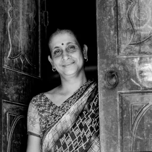 サリーを着た上品そうな女