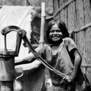 井戸で水を汲む女の子