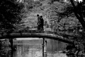 橋を渡るカップル
