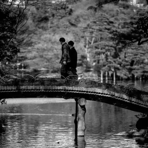 橋を渡るカップル