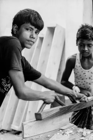 鉋掛けする男の子