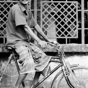 自転車の上で微笑む男