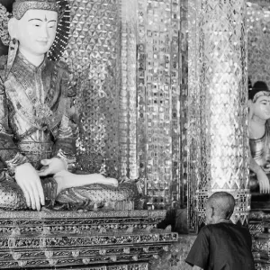 仏像の正面に座る男