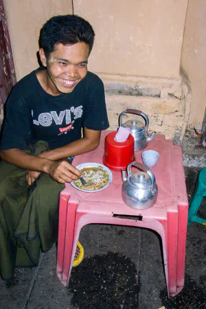 Man eating Mo Hin Gar