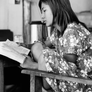読書する女の子