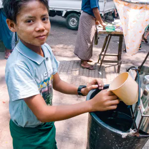 道端で飲水を売る男の子