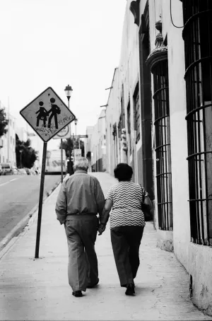 手を繋いで歩く老夫婦