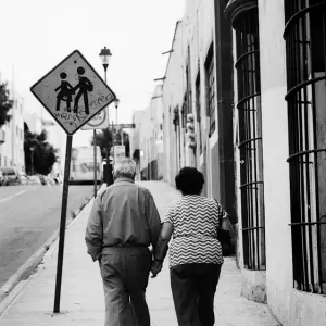 手を繋いで歩く老夫婦