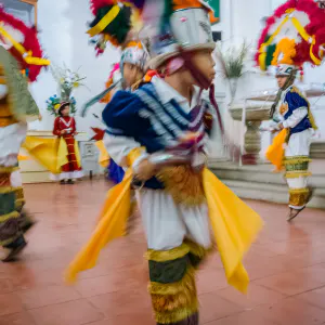 衣装を着て踊る子どもたち